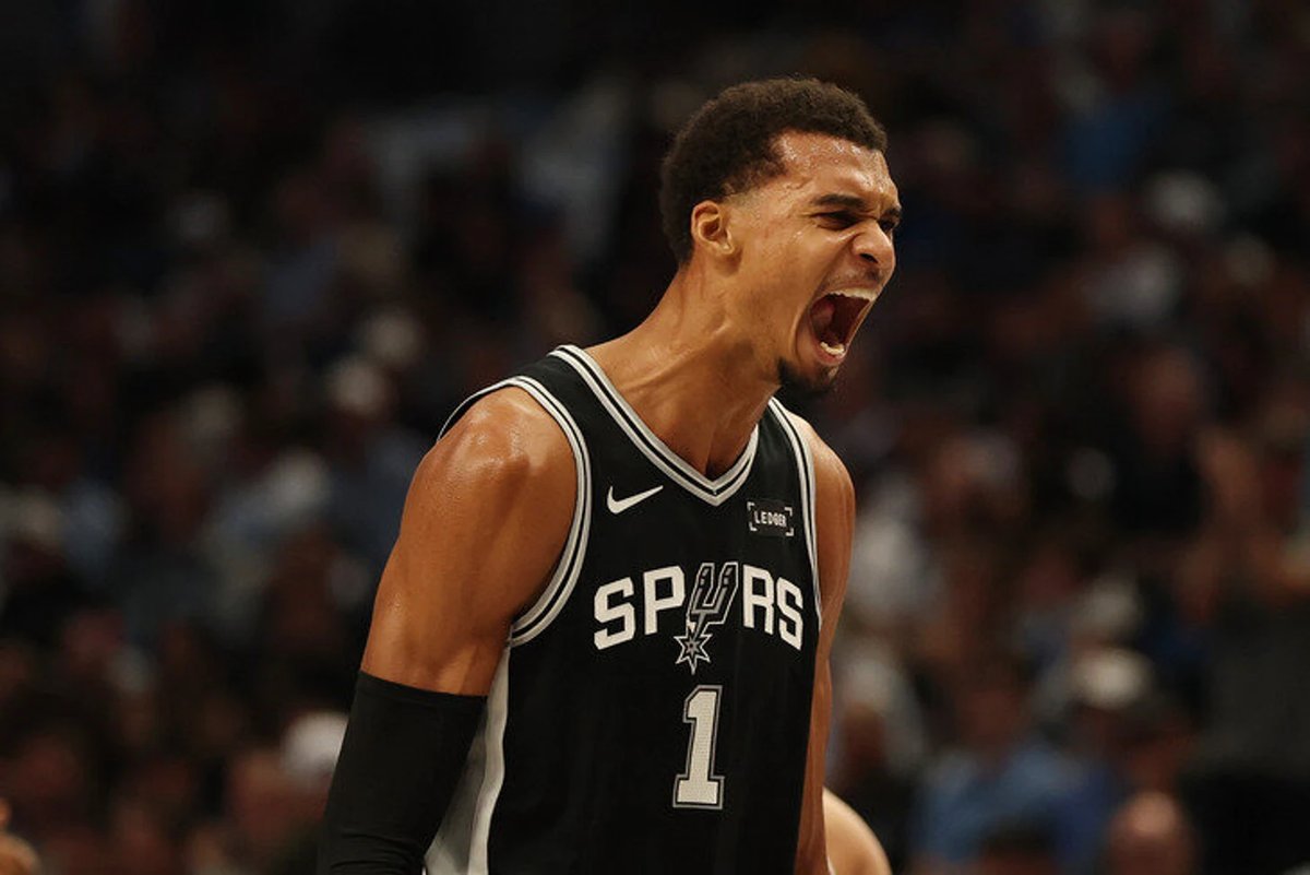 Victor Wembanyama of the Spurs dunks the ball against the Dallas Mavericks in his historic NBA return.