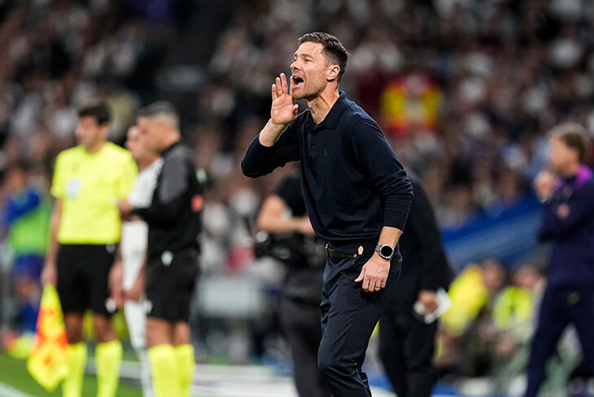 Real Madrid players celebrating a goal against Barcelona in El Clásico at the Bernabéu.