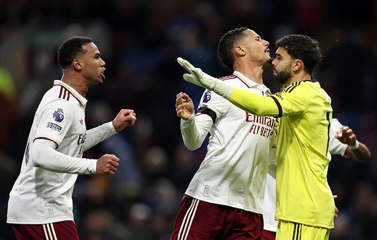 Arsenal players celebrating a goal, illustrating their 71% Premier League title chance and historic dominance.